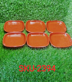 Set of 6 square microwave-safe quarter plates, sturdy and easy to use.